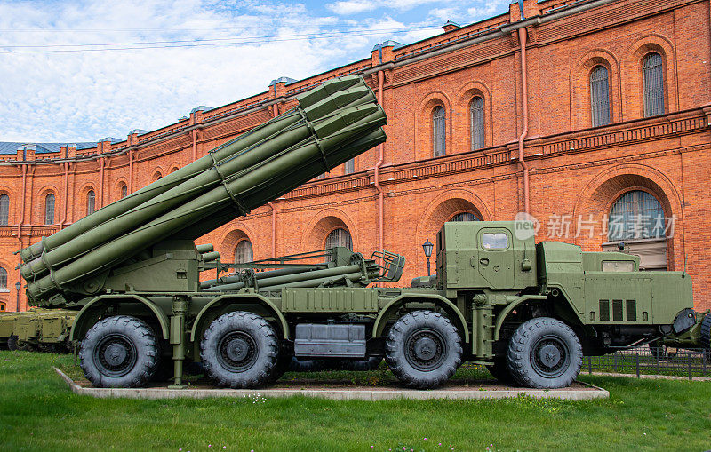 BM-30 Smerch(“龙卷风”，“旋风”)是苏联和俄罗斯的300毫米多管火箭炮(MRL)。